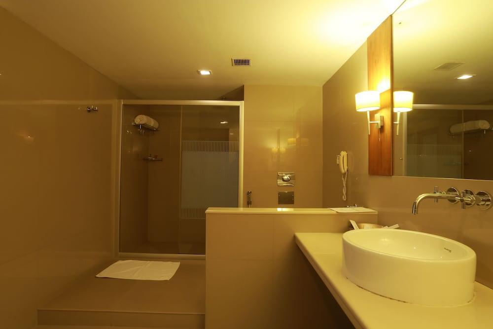 The Avenue Regent Hotell Kochi Exteriör bild