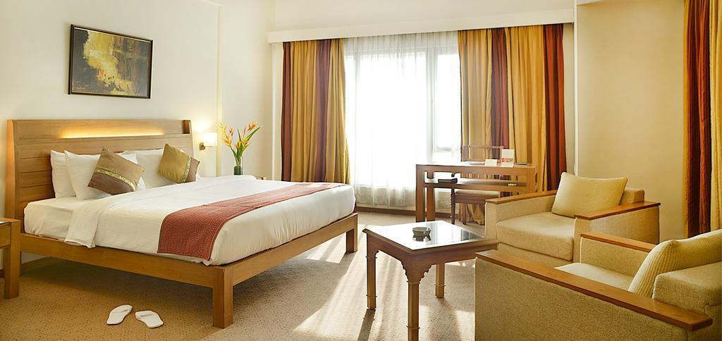 The Avenue Regent Hotell Kochi Exteriör bild