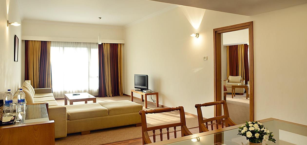 The Avenue Regent Hotell Kochi Exteriör bild
